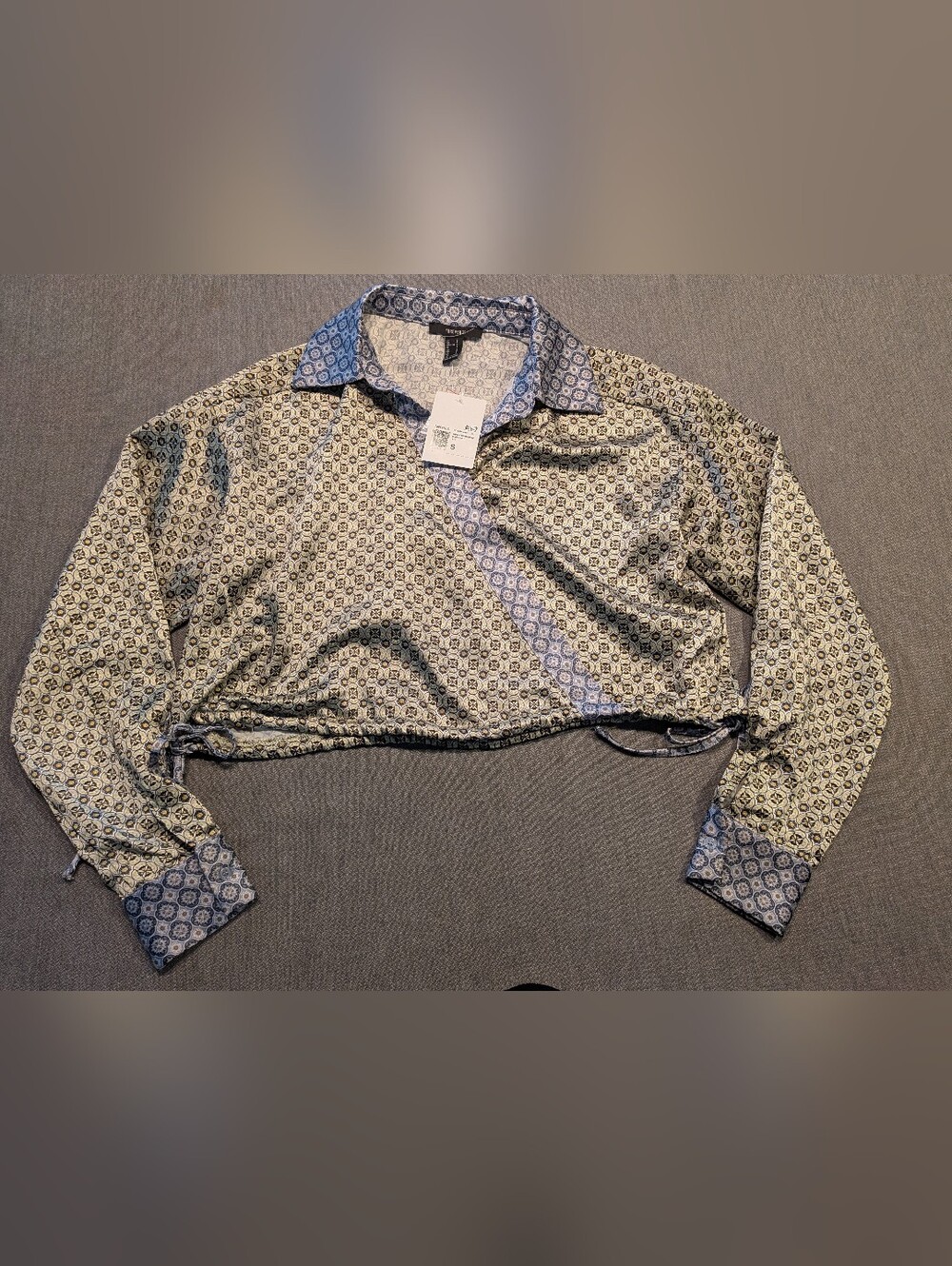 Forever 21 Woman's Cropped Long-Sleeve Geo Print  Shirt Blue & Cream Size Small